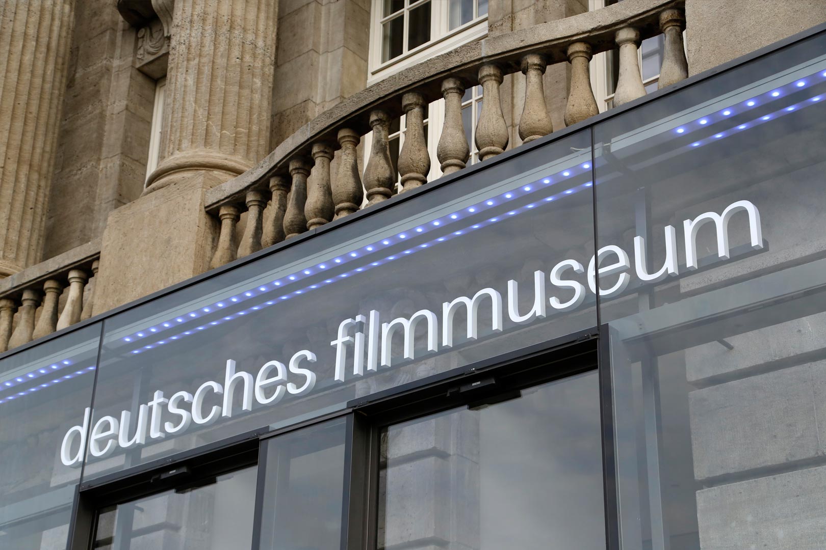 Deutsches Filmmuseum Frankfurt – Außenansicht Logo